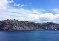 крейсер Санторини Греция голубое небо морское побережье остров